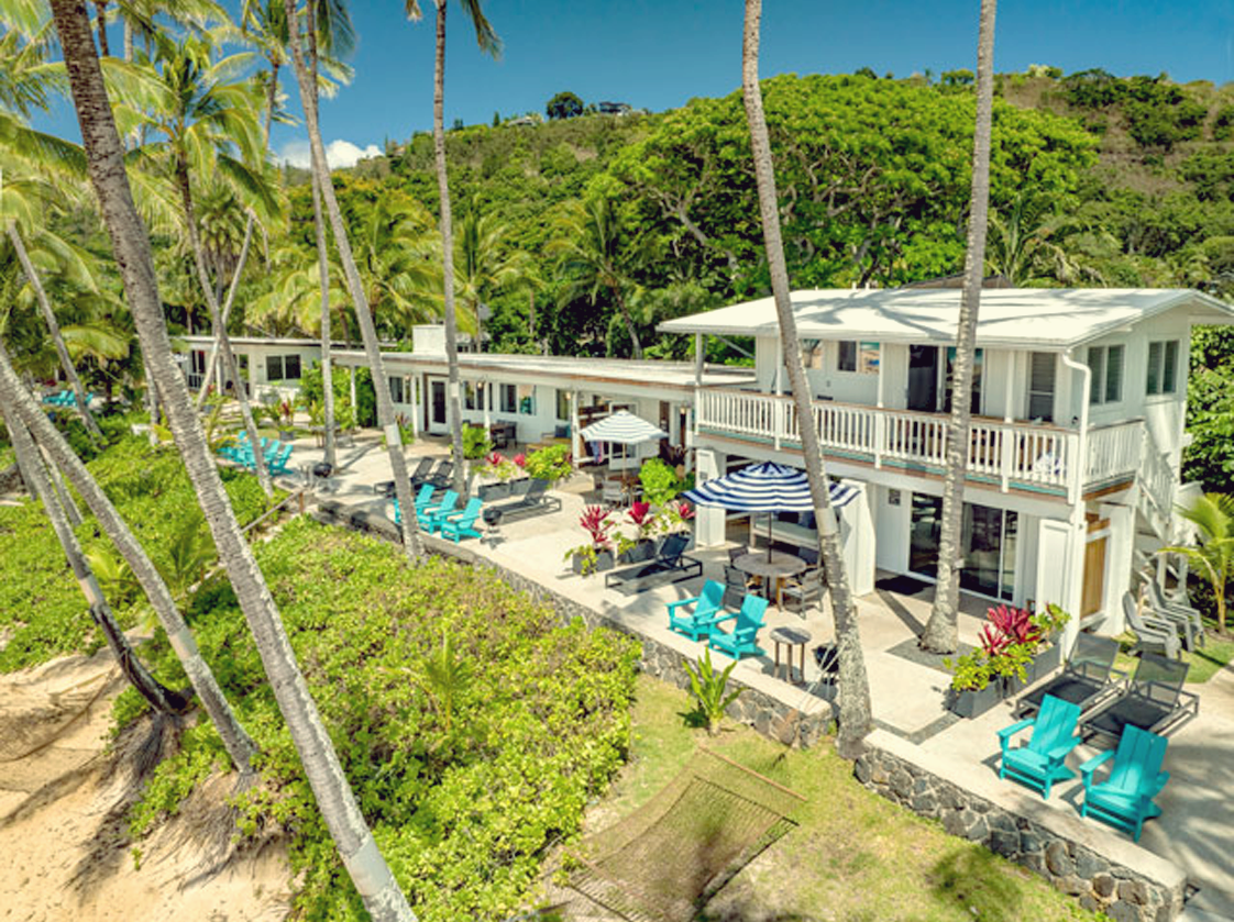 Ke Iki Beach Bungalows with palm trees and oceanfront seating